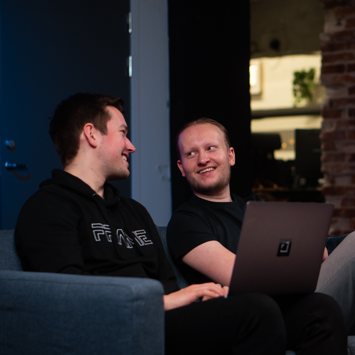 Bilde av Magnus Finset og Petter Grindahl som snakker sammen i en sofa